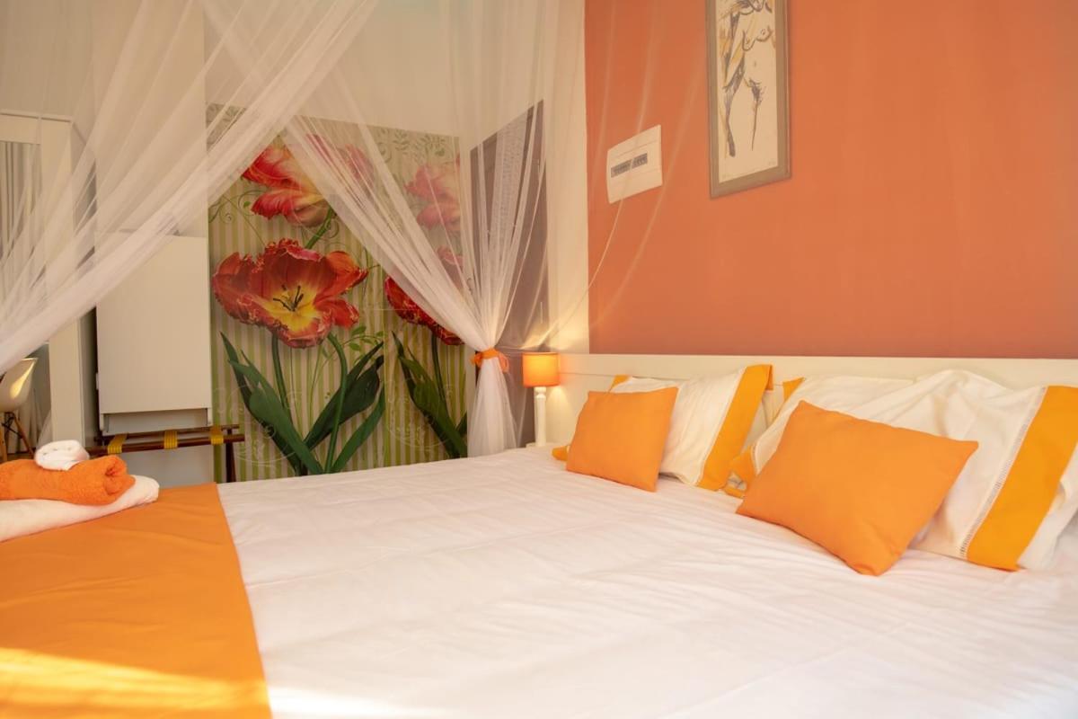 Habitación con cama extragrande y vistas a la piscina