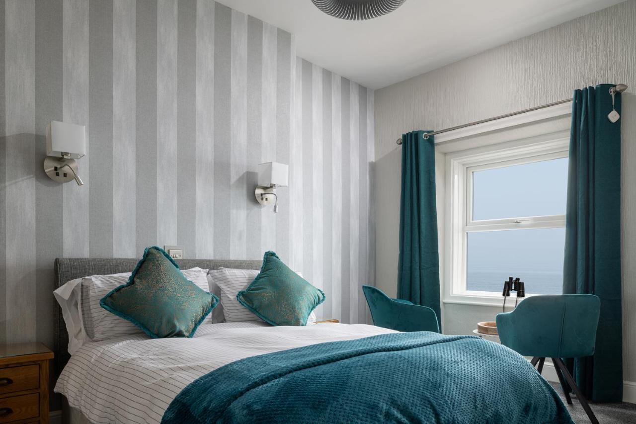 Habitación con cama extragrande y vistas al mar