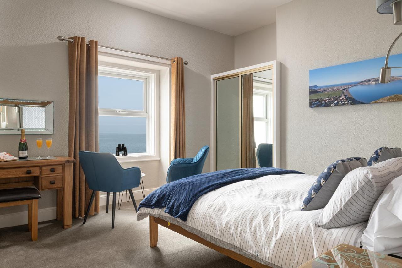 Habitación con cama extragrande y vistas al mar
