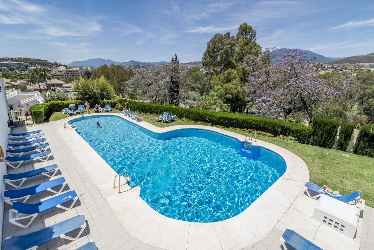 Charming and Modern 3-Bedroom Duplex in Aloha Pueblo with Mountain Views - Bed and Breakfast Marbella