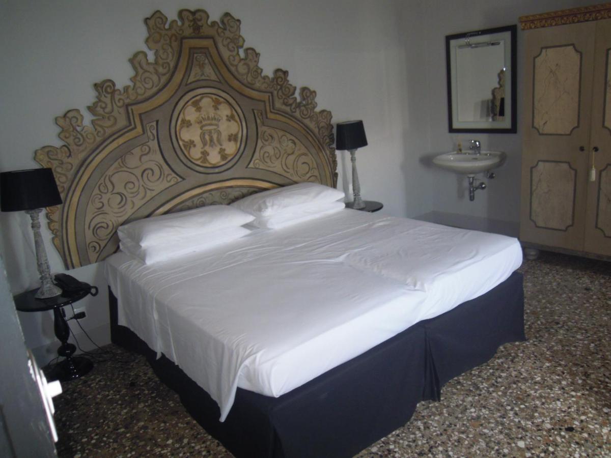 Camera Matrimoniale con Vista Canale e Bagno Privato Interno