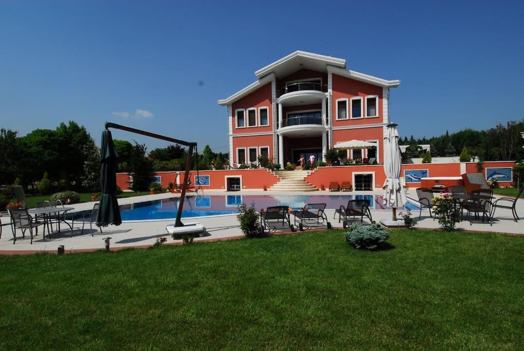 B&B Siliviri - Silivri Gazitepe'de 3 katlı, havuzlu lüks villa - Bed and Breakfast Siliviri