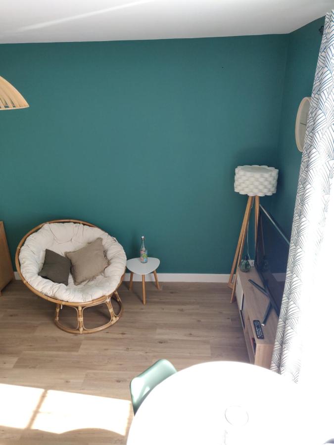 Scandinave - proche gare & centre-ville - stationnement - cour intérieure table & chaises - B&B Saint-Brieuc