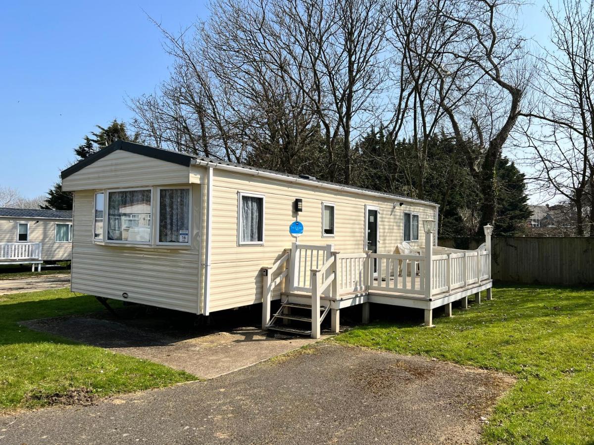 B&B Shanklin - 2 Bedroom Caravan NV16, Lower Hyde, Shanklin, Isle of Wight - Bed and Breakfast Shanklin