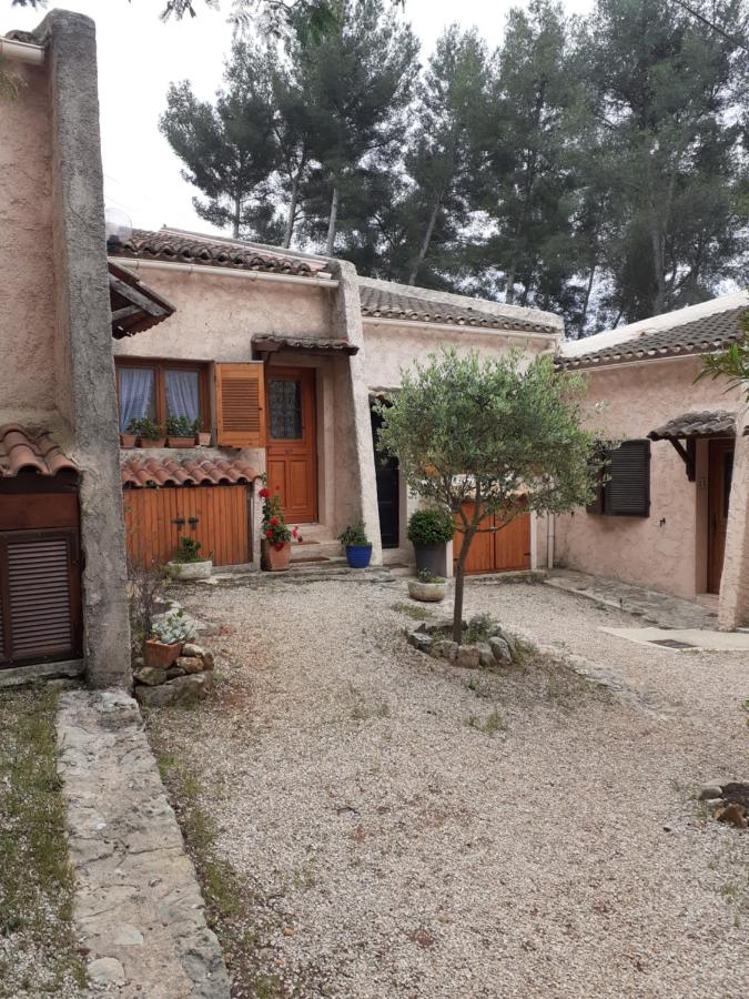 Maison au calme dans pinède, plages à 12min à pied - Chambres d'hôtes Sanary-sur-Mer
