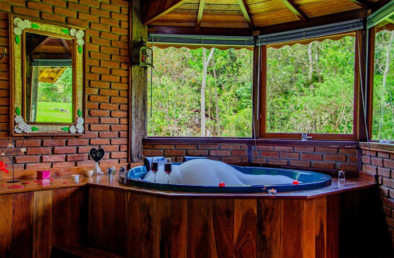 Doppelzimmer mit Whirlpool-Badewanne