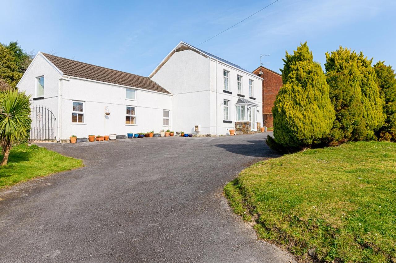 Private Parking, Garden, En-suite, 5 Rooms - Bed and Breakfast Llanelli