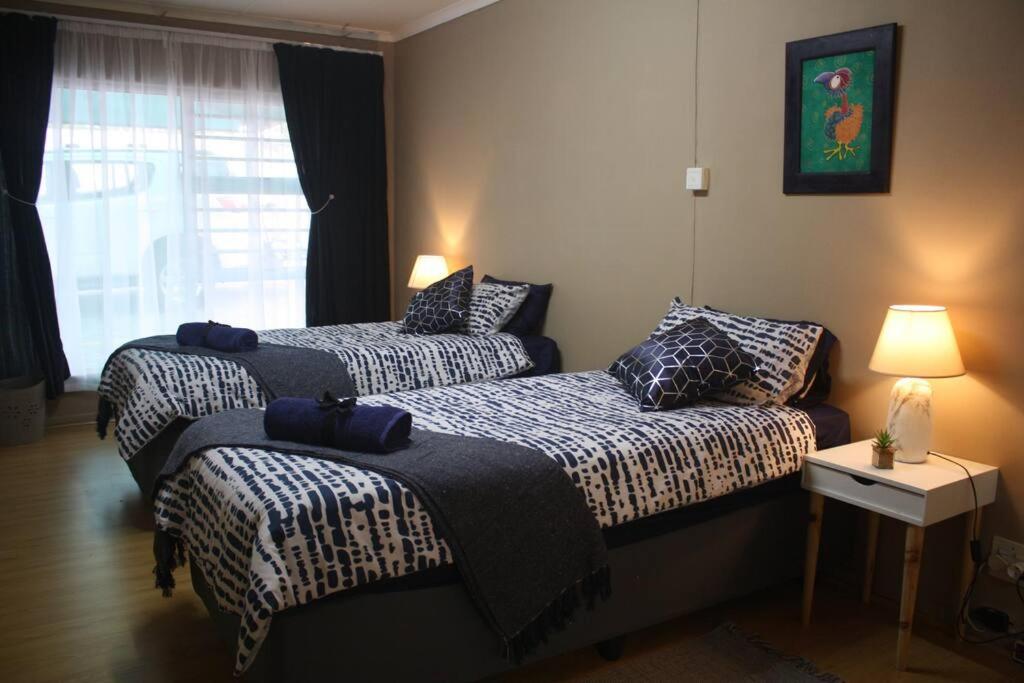 B&B East London - Casa en Gregg -Exquisite 2-bedroom spacious condo - Bed and Breakfast East London