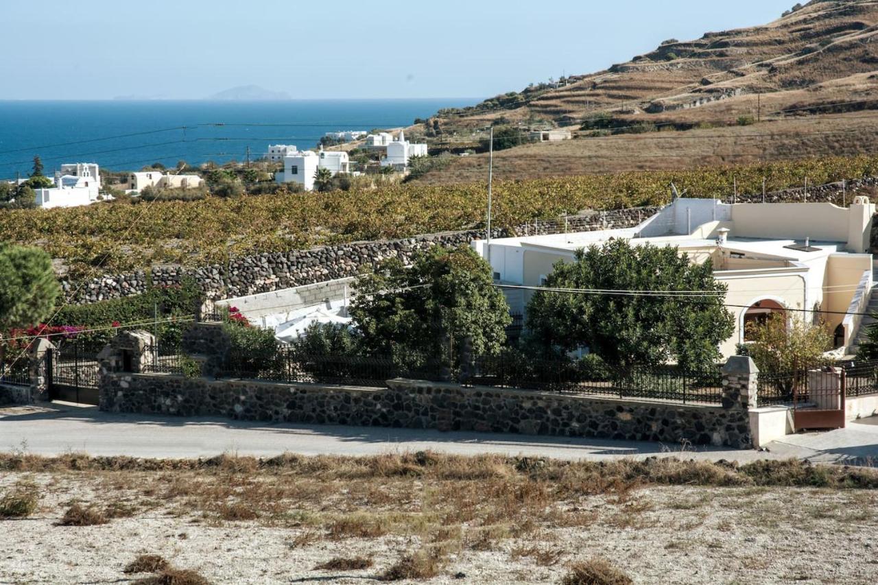 Santorini Vineyard Villa with Heated Pool - Bed and Breakfast Éxo Goniá