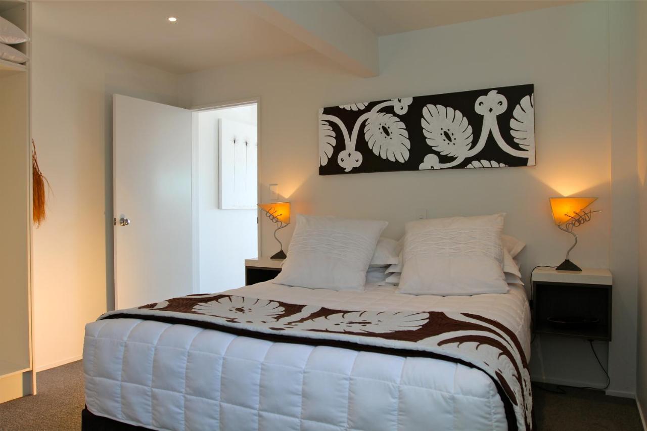 Deluxe One-Bedroom Apartment