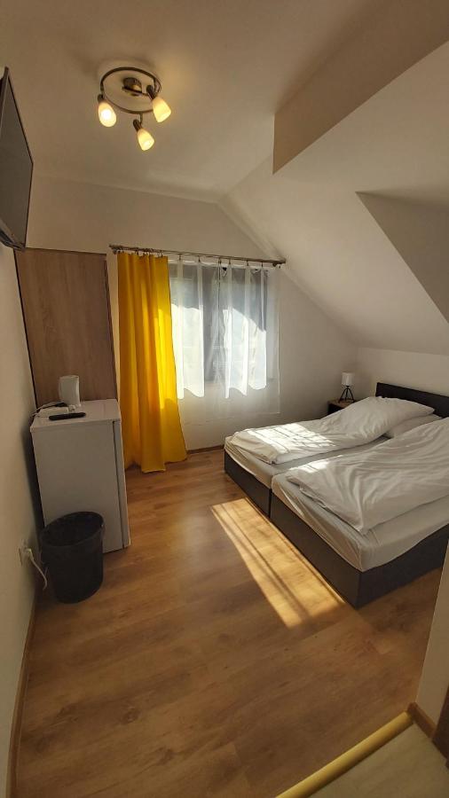 Doppel-/Zweibettzimmer mit Dusche