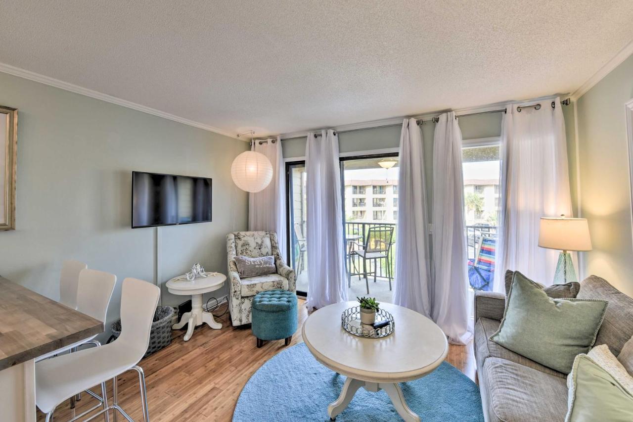 Beach and Pool Access Hilton Head Condo with Balcony - Bed and Breakfast Hilton Head Island