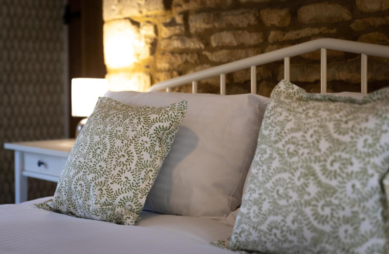 Habitación con cama extragrande.