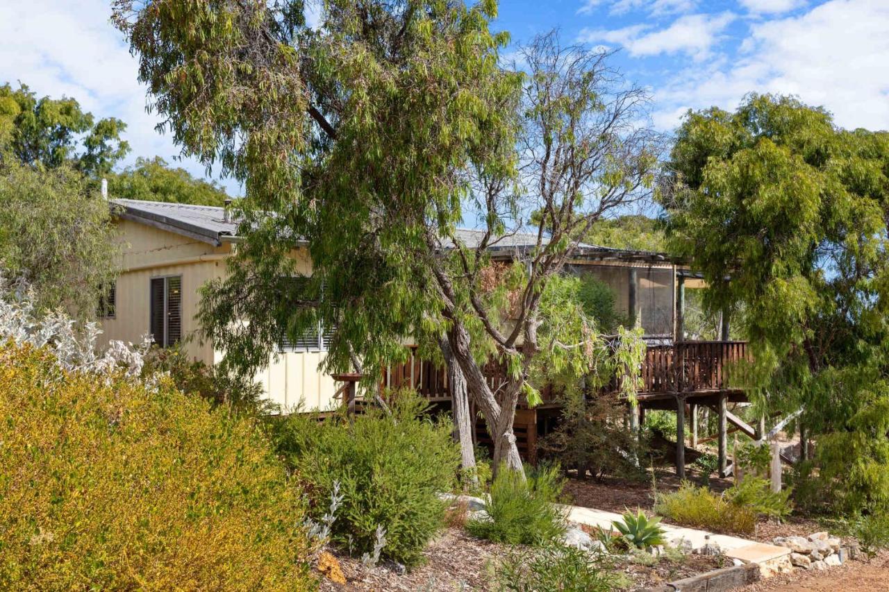 Peaceful and Renovated Original Beach House with Sweeping Views of Gracetown - Ferienwohnung