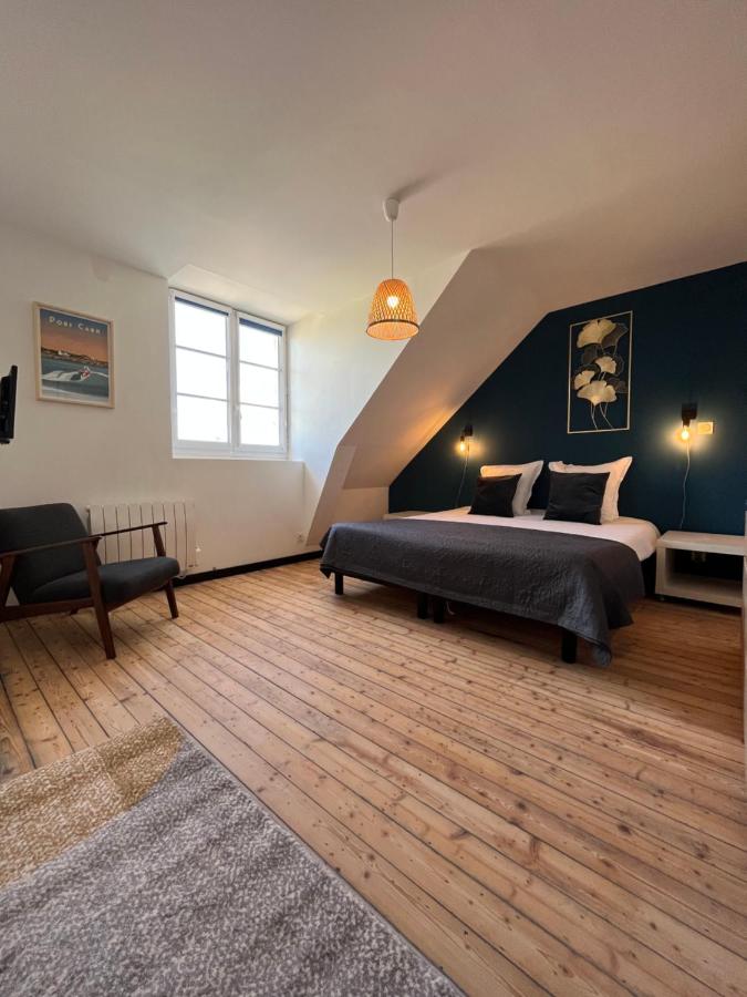 Zimmer mit Kingsize-Bett und Gartenblick. 