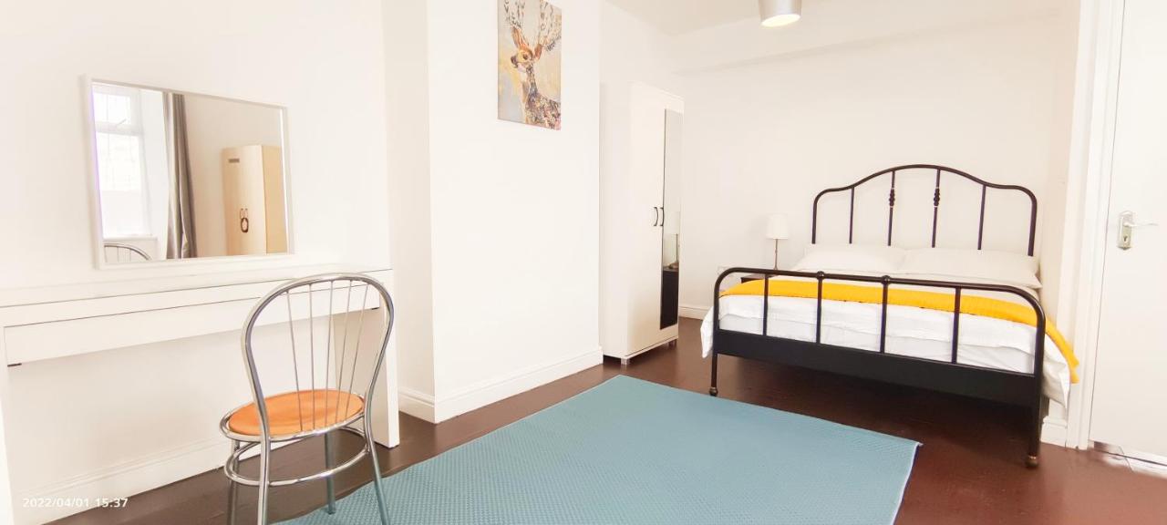 B&B London - Acacia Flat 189 in Wembley - Bed and Breakfast London