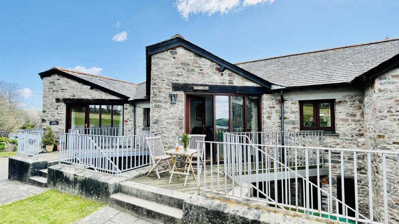 Barnfield - Beautiful Barn, River views, Close to Quay - B&B