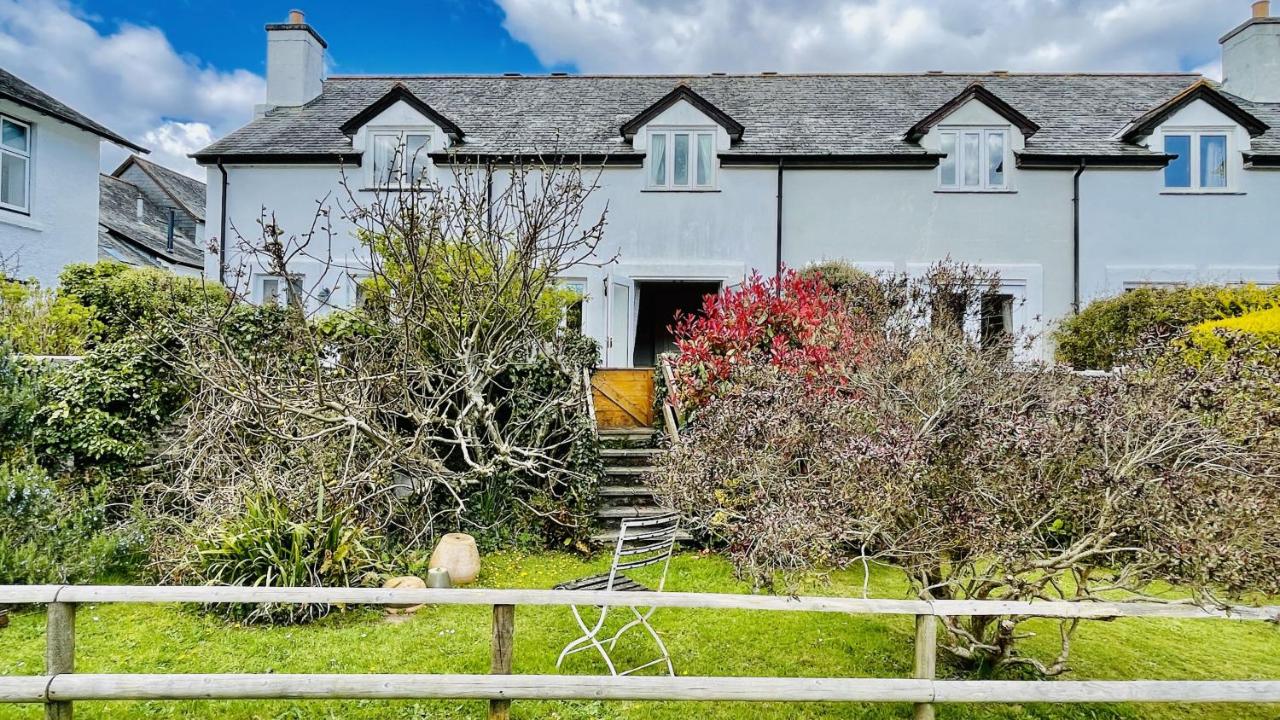 Damson Cottage - Peaceful location, charming communal orchard & private patio garden - B&B