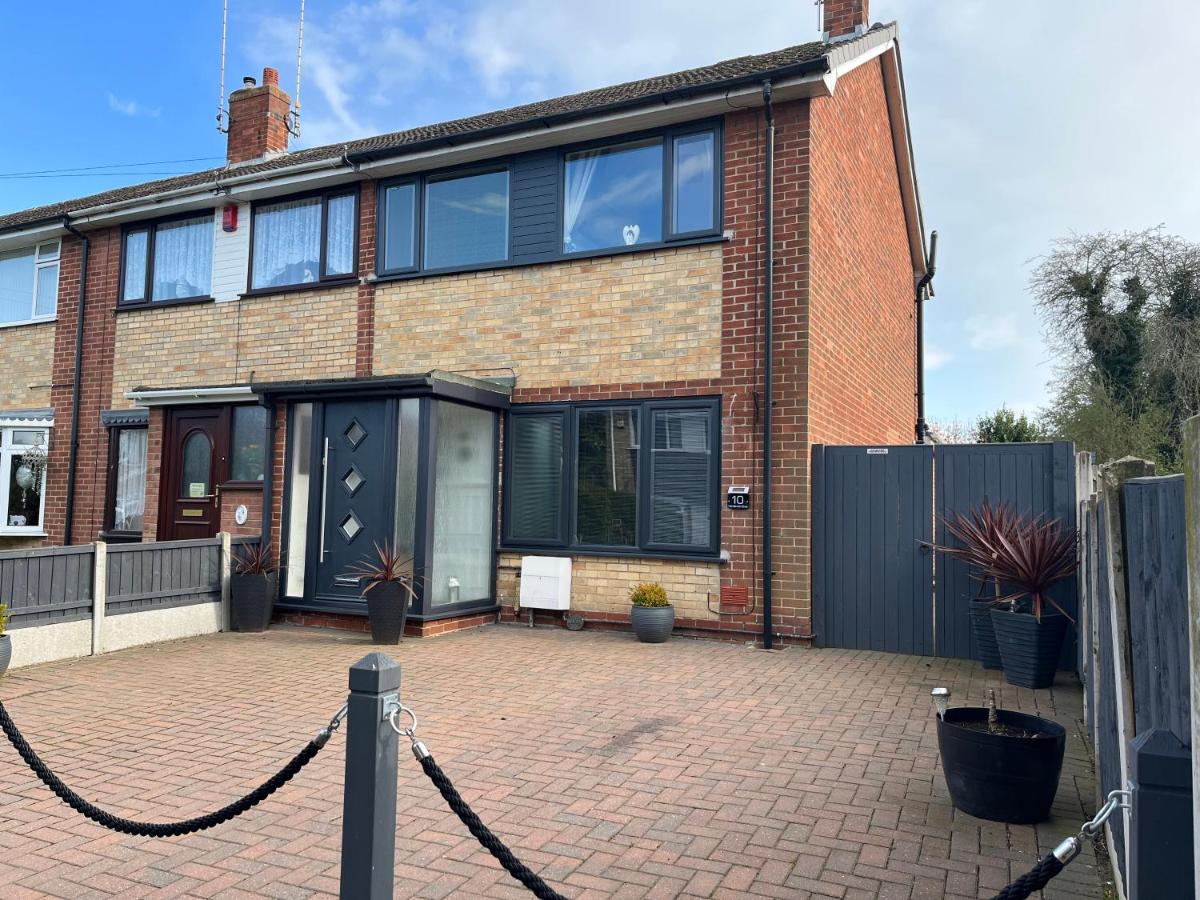 The Brook House - Spacious 3 Bed Home From Home in Burton - Chambres d’hôtes Burton upon Trent