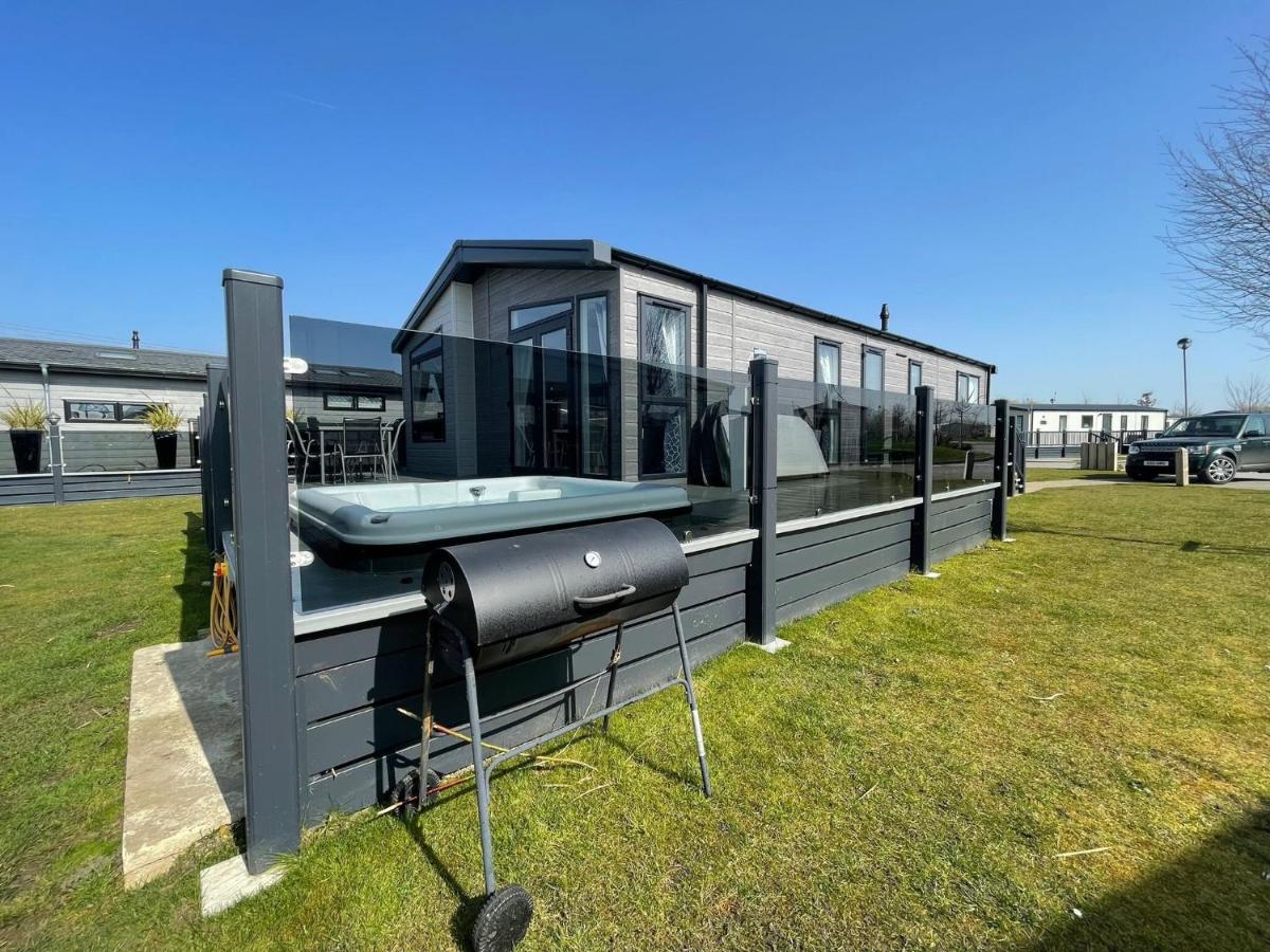 Indulgence Lakeside Lodge i3 with hot tub, private fishing peg situated at Tattershall Lakes Country Park - Chambres d'hôtes Tattershall