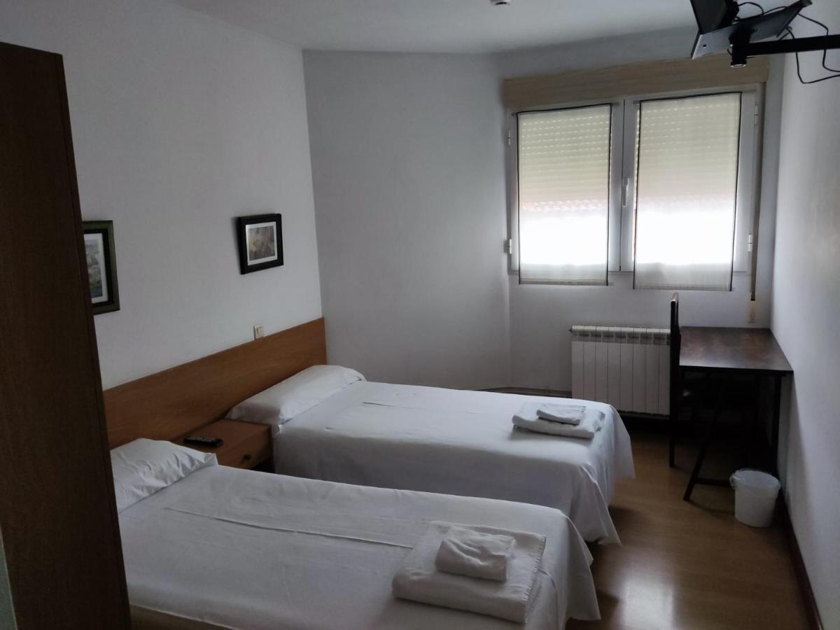 Tweepersoonskamer met 2 Aparte Bedden en Gedeelde Badkamer