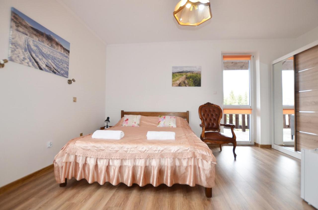 Habitación con cama extragrande y vistas a la montaña