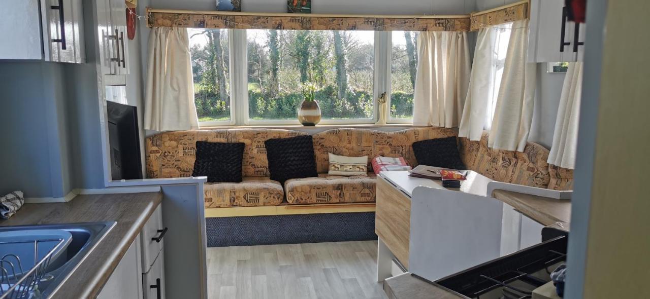 B&B Penzance - Rosebud Flower Farm Caravan Stay Countryside And Coast - Bed and Breakfast Penzance