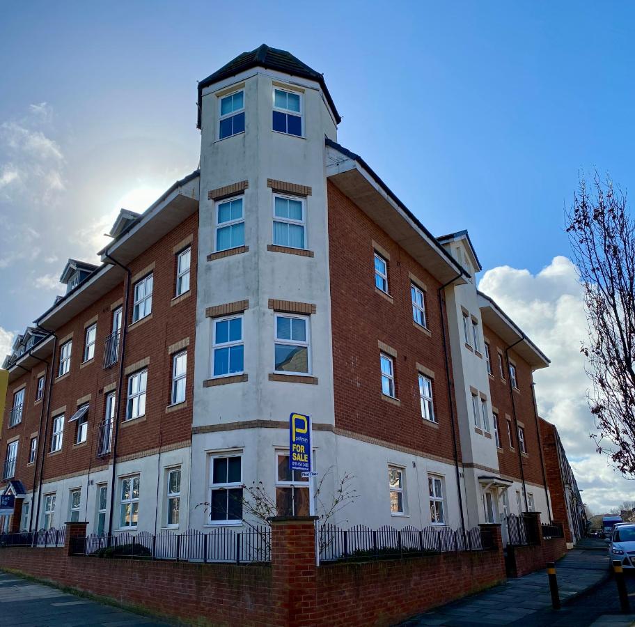 B&B South Shields - Luxurious Loft Flat 2-bed/2-bath - Bed and Breakfast South Shields