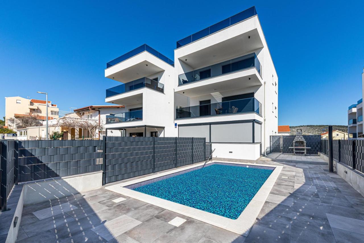Luxury apartment Pia with swimming pool and grill - B&B