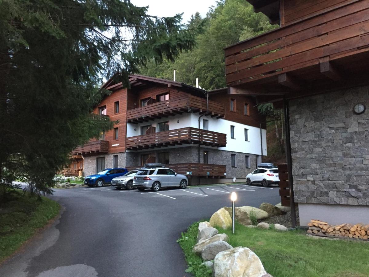 Apartman BlackBerry Tale - Bed and Breakfast