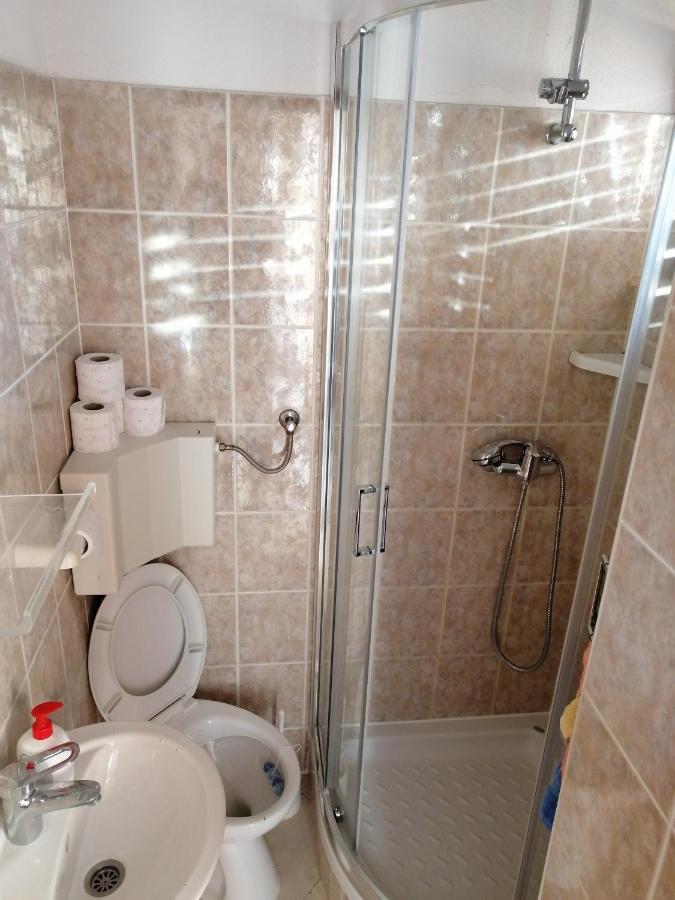 Estudio con cama extragrande y sofá cama