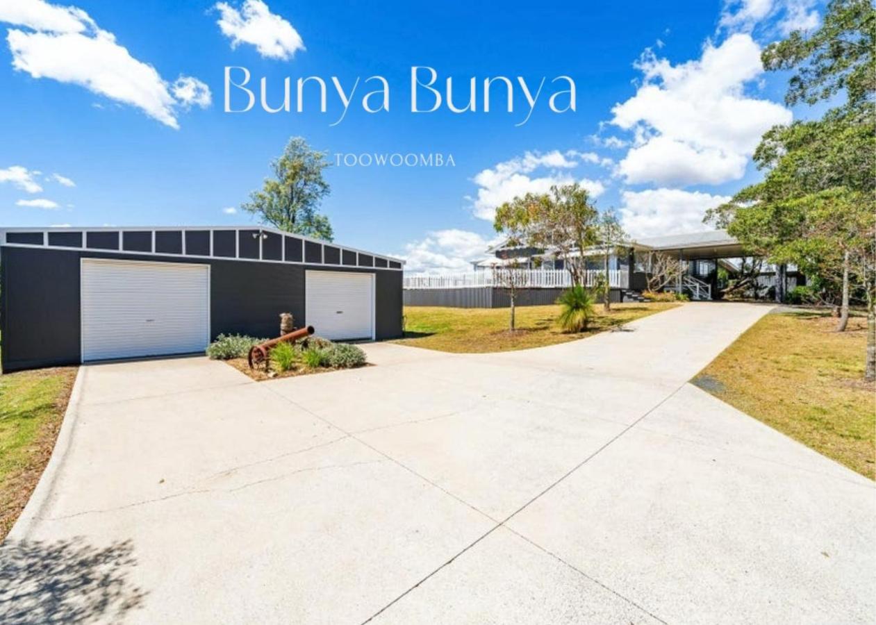 Bunya Bunya Luxury Estate Toowoomba set over 2 acres with Tennis Court - Chambres d'hôtes Toowoomba