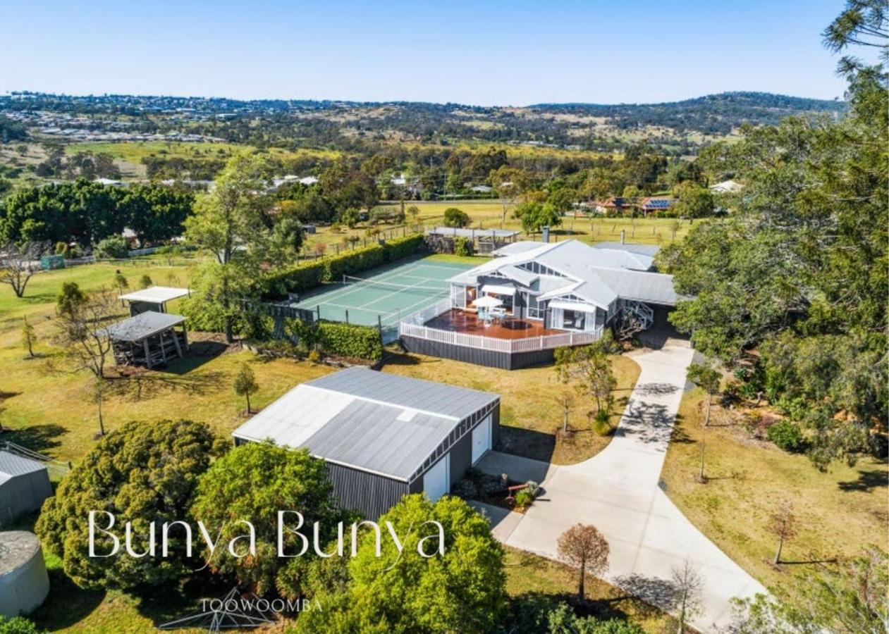 Bunya Bunya Luxury Estate Toowoomba set over 2 acres with Tennis Court - B&B