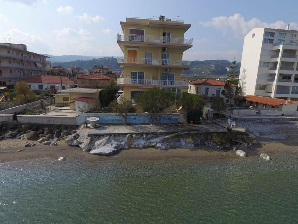 Xylokastro Beachfront Residence - Chambres d’hôtes