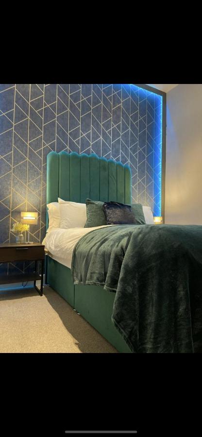 B&B Bradford - The Law House By The Opulence - Free City Centre Parking - Bed and Breakfast Bradford