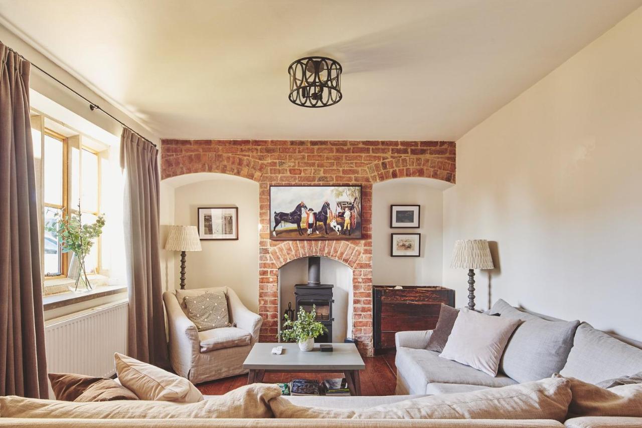 B&B Andoversford - Large Stylish Luxury Cotswold Cottage - ideal for families, w/ EV charging - Bed and Breakfast Andoversford