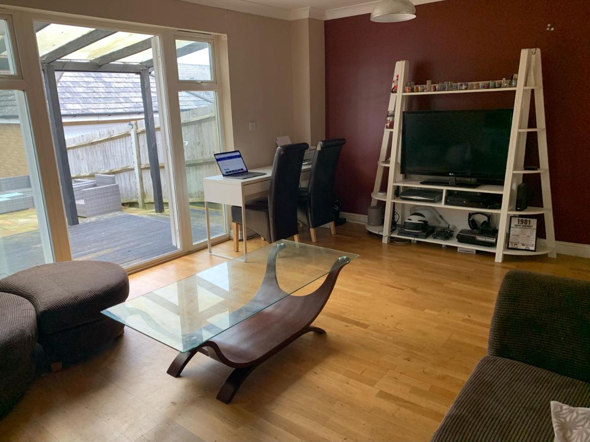 B&B Ashford - Entire Family Entertainment Holiday Home - 3 x Floors - Free Parking - Games Room - Private Garden - Workspace and Wifi 112mb - Self Check-in - Bed and Breakfast Ashford