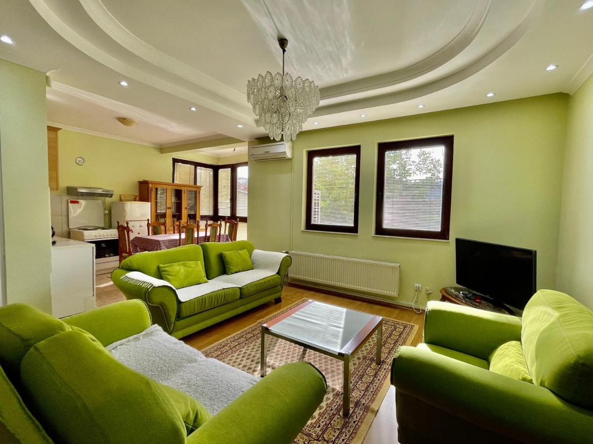 B&B Pristina - Huge Apartment with a Garden in the City Center - Bed and Breakfast Pristina