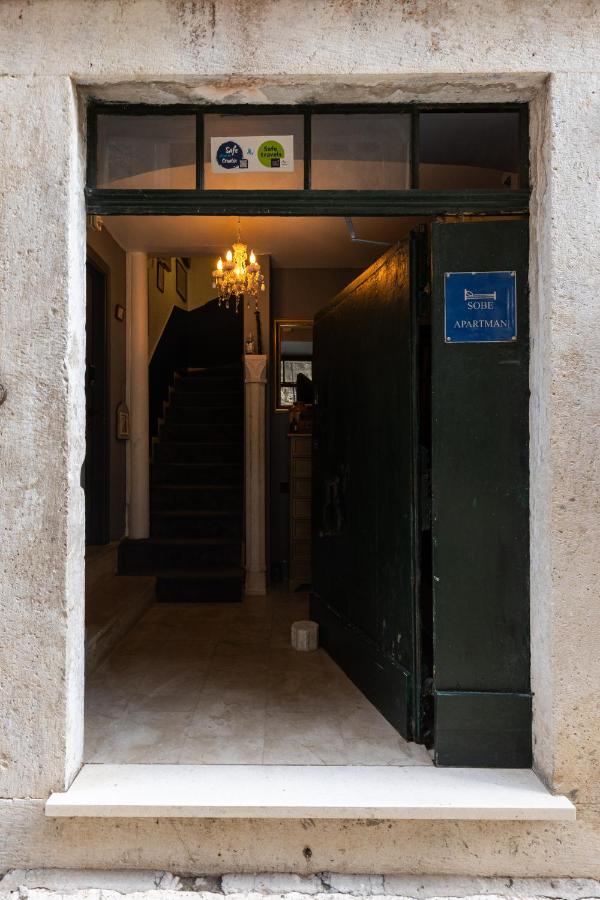 Studio-Ferienwohnung mit Blick auf die Altstadt - oberste Etage (Adresse: Zamanjina 12)