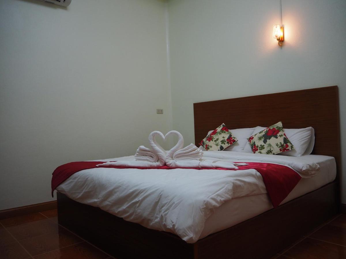 Zimmer mit Kingsize-Bett und Gartenblick. 