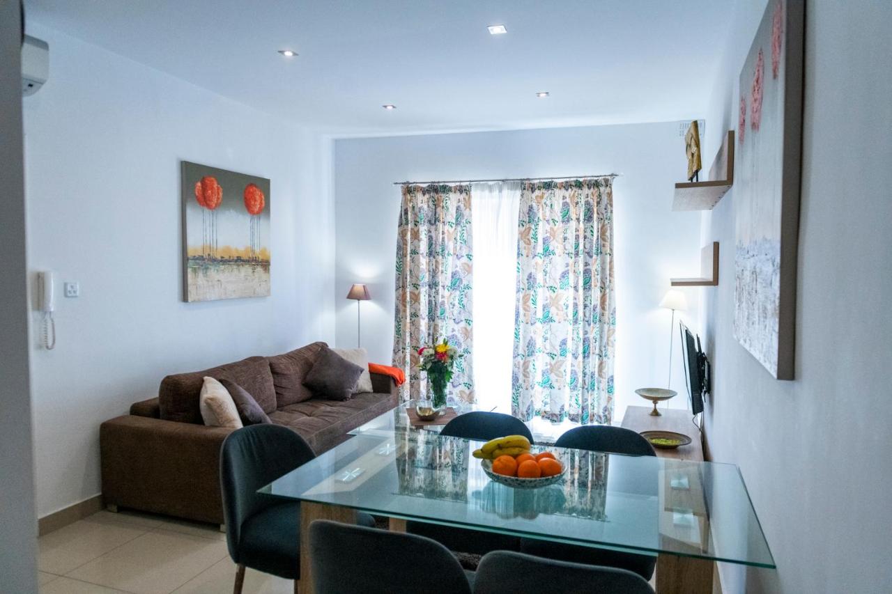 Rua Cosy Apartment Sliema (3 Bedroom 2 Bathroom), 2 mins walk from sea - B&B Sliema