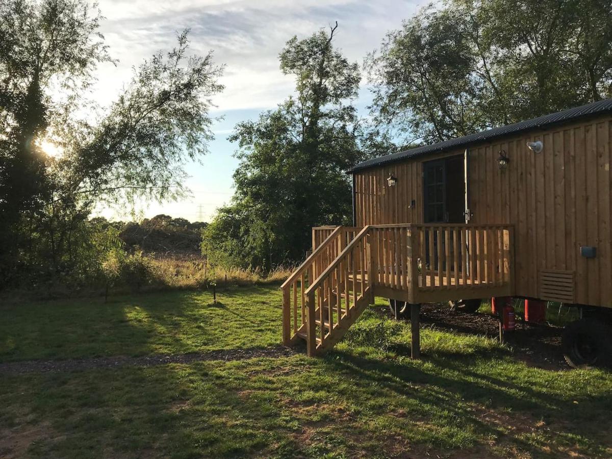 B&B Taunton - Sunset Shepherds Hut - Bed and Breakfast Taunton