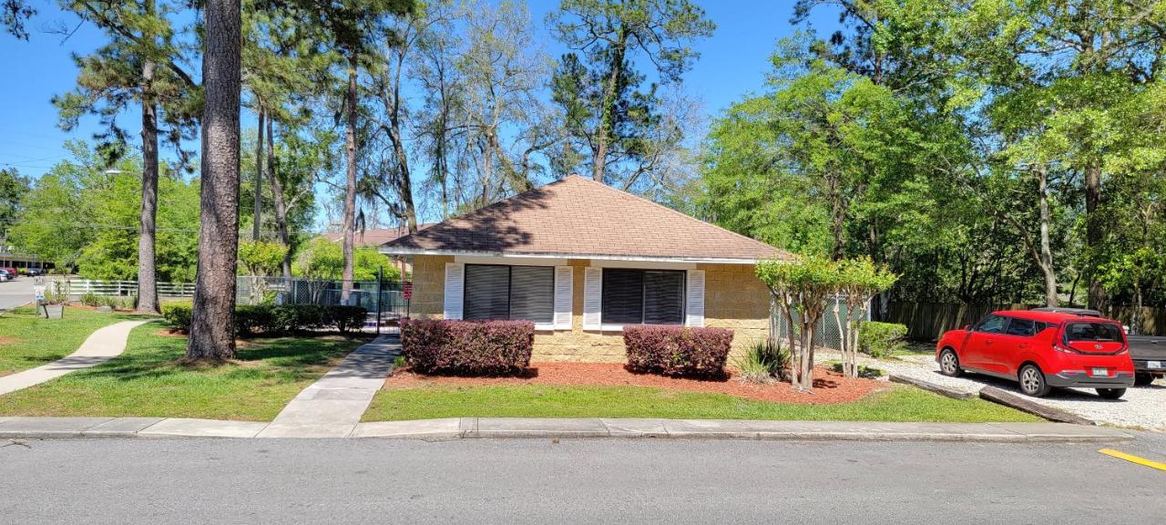 Comfortable Townhome 2BR 1-5BA - Near UF & Shopping Dining - Bed and Breakfast Gainesville