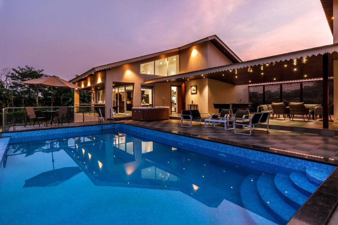 B&B Lonavla - StayVista's Villa 123 - Mountain-View Luxury Mansion with Infinity Pool, Jacuzzi & Games Zone - Bed and Breakfast Lonavla
