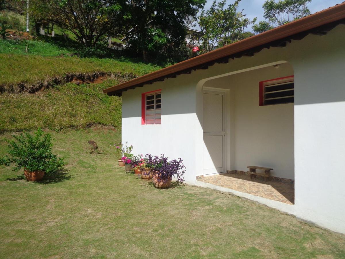 Bel Ti case dans la verdure hauteurs de Deshaies - Bed and Breakfast Deshaies