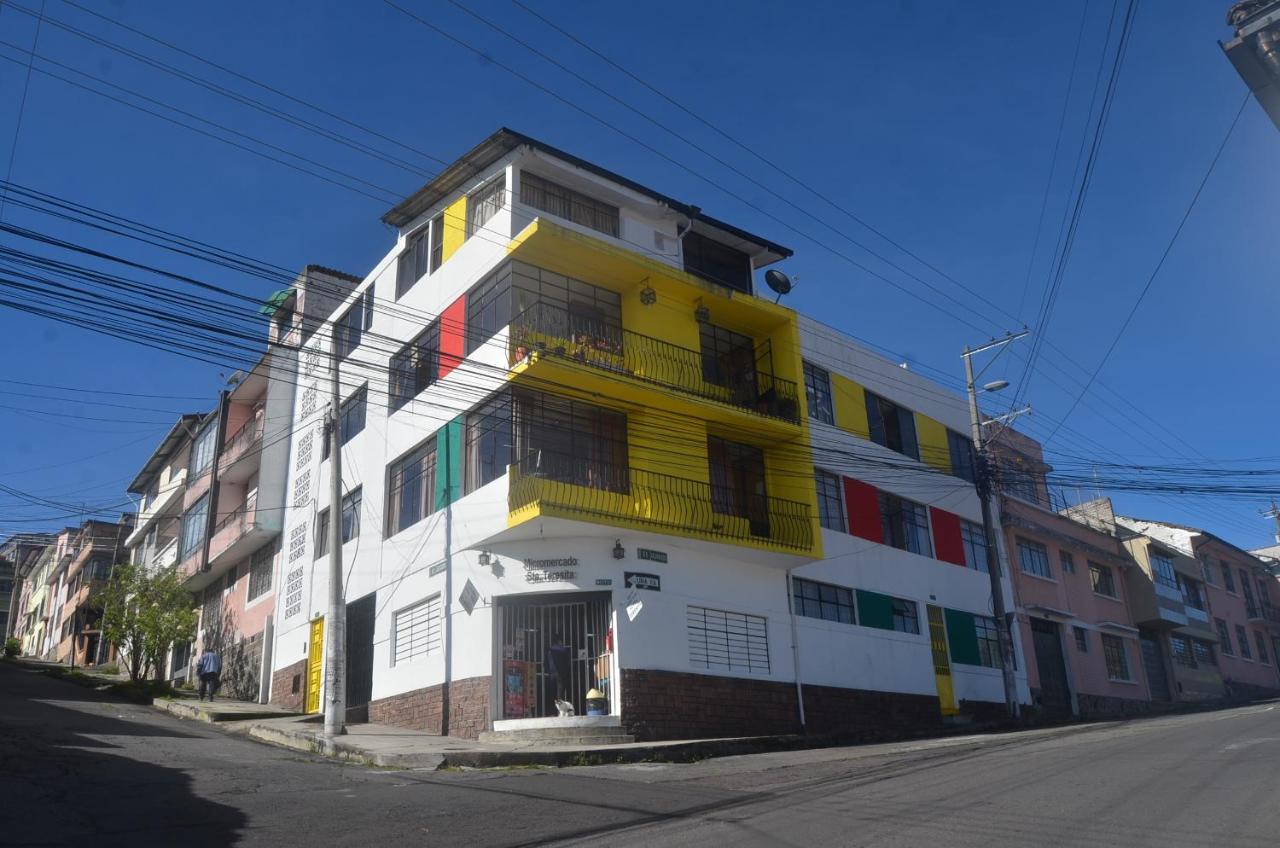 The Quito Guest House with Yellow Balconies for Travellers - B&B