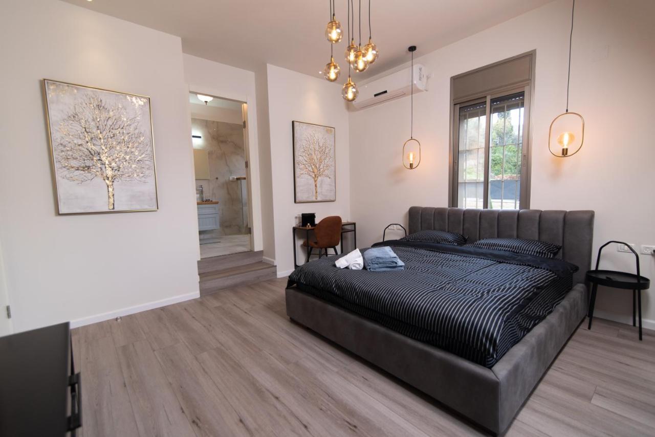 King's bed - Stay Royal and Stylish Bahai's Garden - Bed and Breakfast Haifa