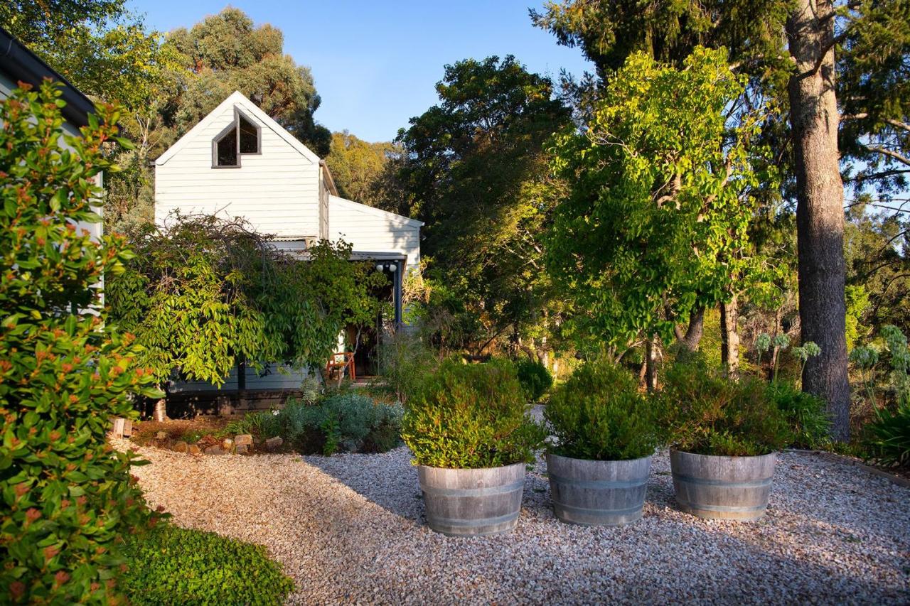 Storybook Cottage-surrounded by beautiful gardens - B&B Daylesford