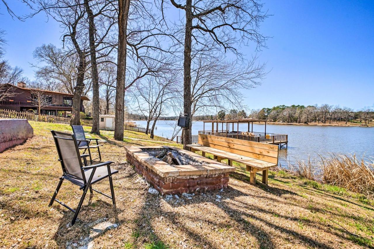 Lakefront Fort Towson Home Private Dock and 3 Decks - B&B