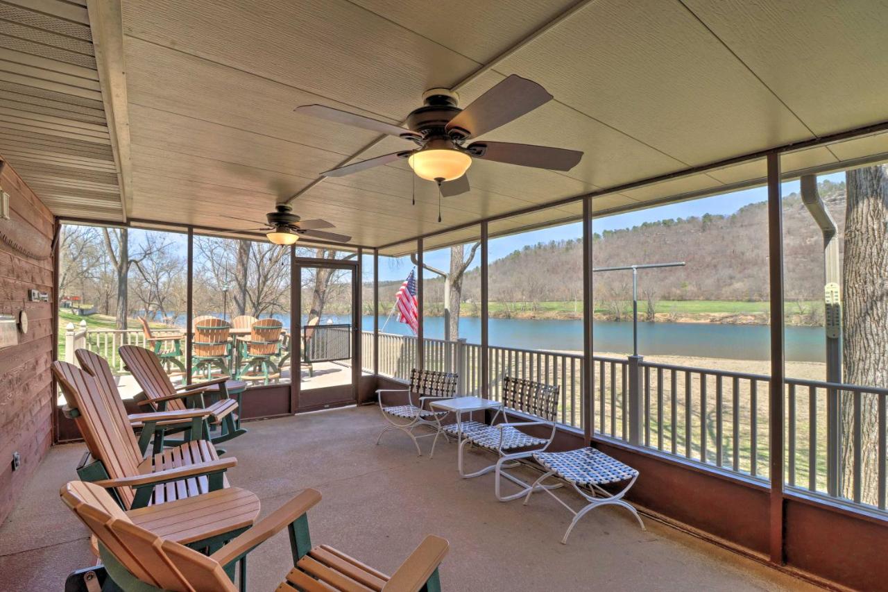 Scenic Riverview Getaway with Screened Porch! - Chambres d’hôtes